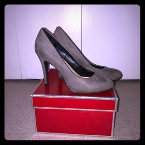 Jessica Simpson Gray Suede Pumps